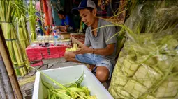 Mendekati Hari Raya Idul Fitri 1445 Hijriah, sejumlah pasar tradisional mulai ramai oleh pedagang kulit ketupat. (BAY ISMOYO/AFP)