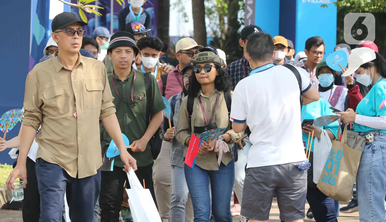 Pengunjung berjalan menuju area tribun untuk menyaksikan ajang balap Formula E di Jakarta International E-Prix Circuit (JIEC), Jakarta, Sabtu (4/6/2022). Ajang bertajuk 2022 Jakarta E-Prix tersebut akan diikuti oleh 22 pembalap yang tergabung dalam 11 tim. (Liputan6.com/Herman Zakharia)