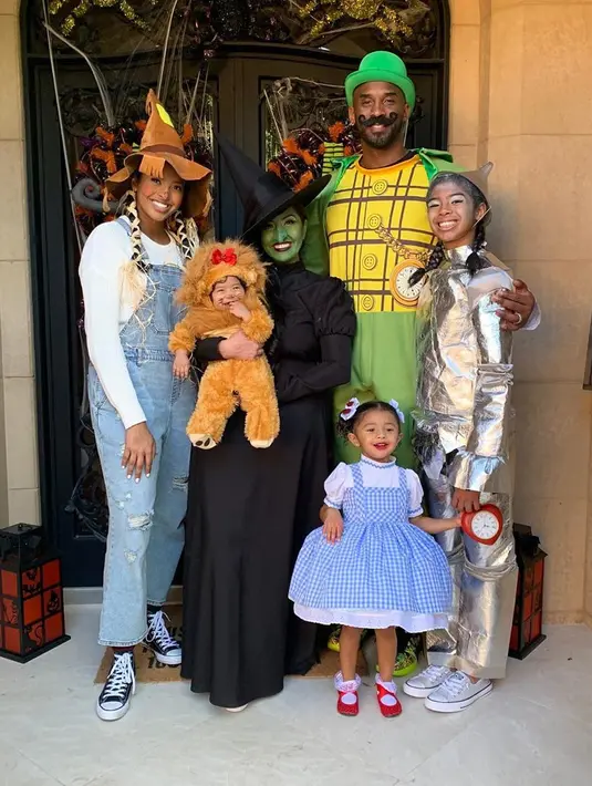 Keluarga Kobe dan Vanessa kerap terlihat harmonis. Seperti di foto yang satu ini, terlihat sangat menggemaskan ketika mereka merayakan pesta Halloween di tahun 2019 kemarin. Dan pastinya ini Halloween terakhir mereka bisa bersama-sama. (Instagram/kobebryant)