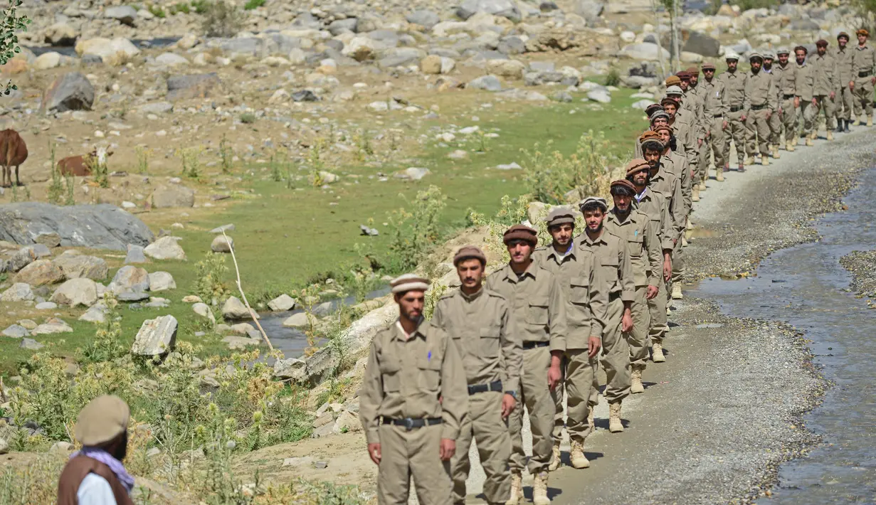 Personel baru pasukan keamanan Afghanistan saat mengambil bagian dalam pelatihan militer di daerah Bandejoy, Distrik Dara, Provinsi Panjshir, Afghanistan (21/8/2021). Sebelumnya beredar kabar, pasukan elite Afghanistan menyatakan janjinya untuk menumpas habis Taliban. (AFP/Ahmad Sahel Arman)