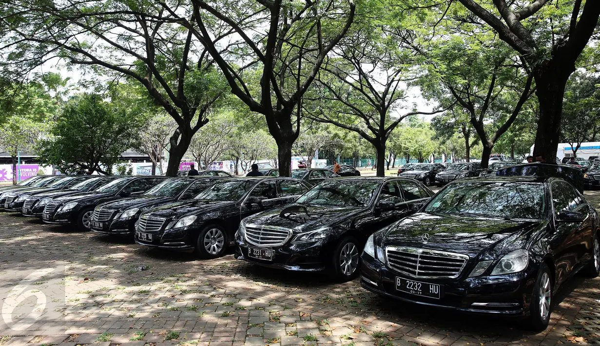 Mobil-mobil mewah terparkir di Parkir Timur (Parkit) Senayan, Jakarta Pusat, Rabu (3/1). Mobil-mobil tersebut disiapkan untuk rombongan Raja Arab Saudi Salman bin Abdulaziz al-Saud saat melakukan kunjungan kenegaraan di Jakarta. (Liputan6.com/Johan Tallo)