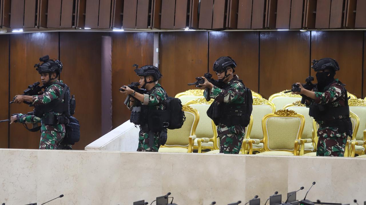 Barisan prajurit TNI amankan Gedung DPR jelang pelantikan Prabowo