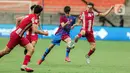 Pemain Barcelona U-18 (tengah) menggiring bola melewati para pemain Altetico Madrid U-18 pada pertandingan International Youth Championship (IYC) 2021 di Jakarta International Stadium (JIS), Jakarta, Selasa (19/4/2022). Barcelona U-18 menang 1-0. (Liputan6.com/Faizal Fanani)