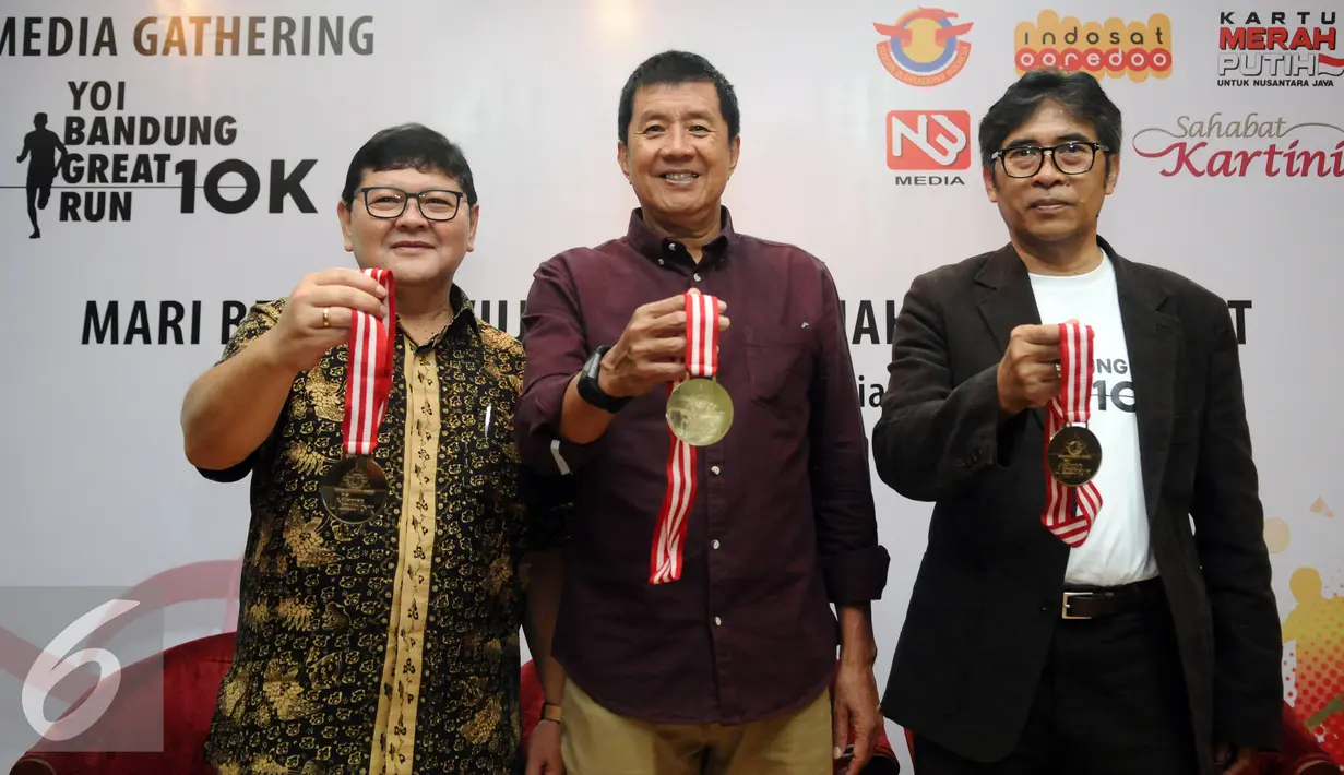 Ketua Umum YOI, Rudy Hartono (tengah) bersama Executive Director YOI, Bambang Asmarabudi (kanan) dan Ketua Umum PP Pordasi Mohammad Chaidir Saddak menunjukkan medali Bandung Great Run 10K di Jakarta, Kamis (28/1/2016). (Liputan6.com/Helmi Fithriansyah)