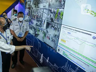 Menteri Perhubungan Budi Karya Sumadi meninjau layar command centre sebagai pusat informasi mudik 2022 di Gedung Kementerian Perhubungan, Jakarta, Senin (25/5/2022). Command centre ini, berbagai instansi terkait yang bertanggung jawab terhadap pelaksanaan mudik. (Liputan6.com/Faizal Fanani)