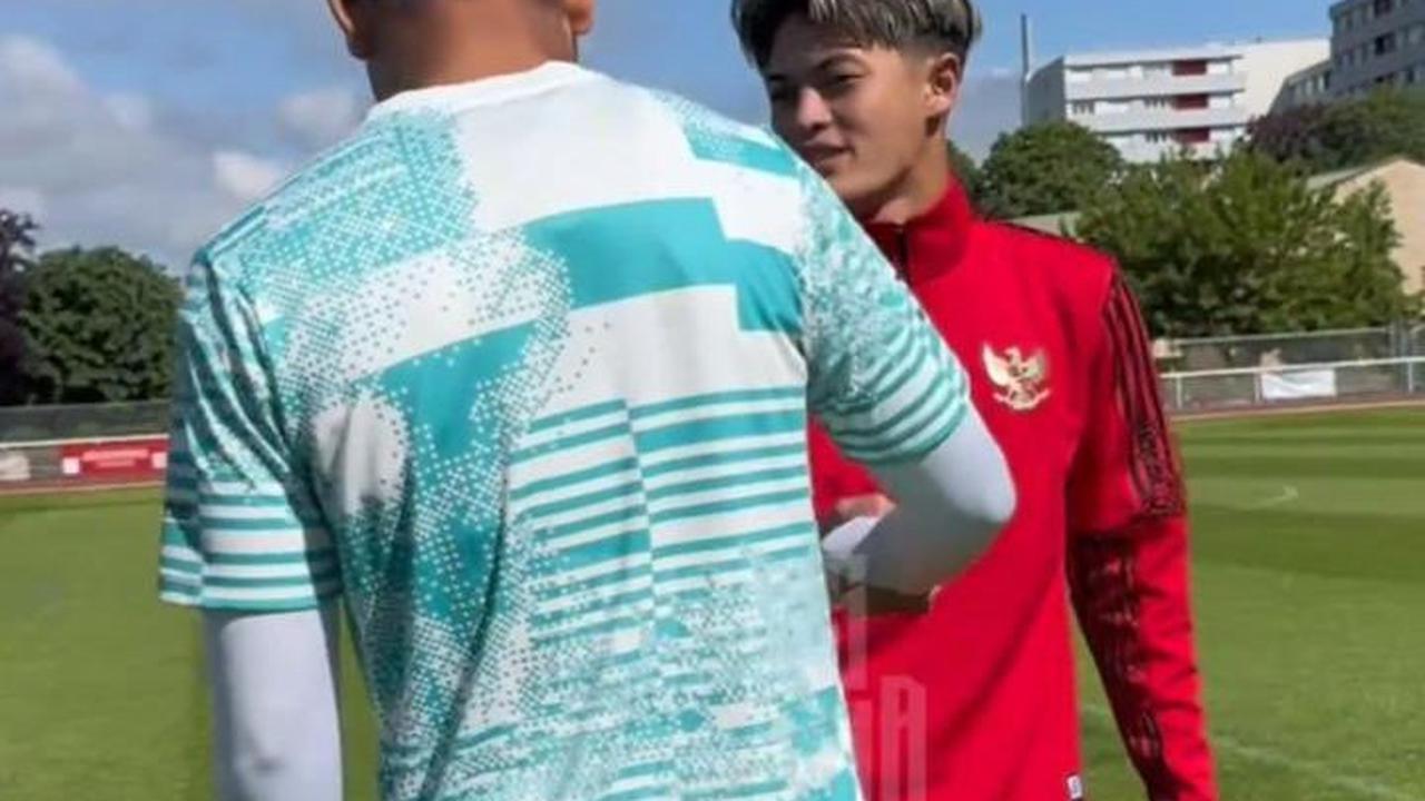 Ia kemudian bergabung dan menyalami satu per satu rekan satu timnya.&nbsp;