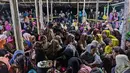 Pengungsi Rohingya beristirahat setelah perahu yang membawa mereka mendarat di Lhokseumawe, provinsi Aceh, Senin (7/9/2020). Hampir 300 Muslim Rohingya ditemukan di sebuah pantai di provinsi Aceh dan dievakuasi oleh militer, polisi dan Relawan. (AP Photo/Zik Maulana)
