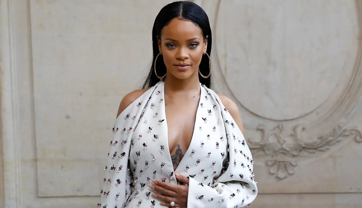 Penghasilan terbesar Rihanna datang dari endorse berbagai merk ternama yang mengontraknya. Sebanyak US$ 75 juta atau Rp 1,01 triliun dikantongi penyanyi asal Barbados itu. (AFP PHOTO/PATRICK KOVARIK)