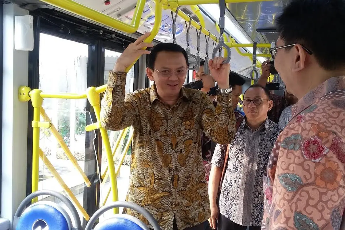 Ahok menaiki bus Transjakarta