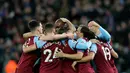 Pemain West Ham United Angelo Ogbonna merayakan dengan rekan satu timnya setelah mencetak gol ke gawang Arsenal pada laga Liga Inggris di London Stadium, London, Inggris, Senin (9/12/2019). Arsenal menang 3-1. (AP Photo/Kirsty Wigglesworth)