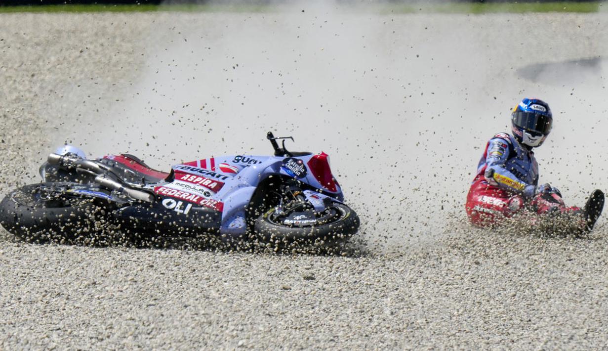 Pembalap Gresini Racing, Alex Marquez, terjatuh saat balapan MotoGP Italia di Sirkuit Mugello, Minggu (11/06/2023). Alex terjatuh di tikungan kedua ketika balapan masih menyisakan sembilan lap lagi. (AP Photo/Luca Bruno)