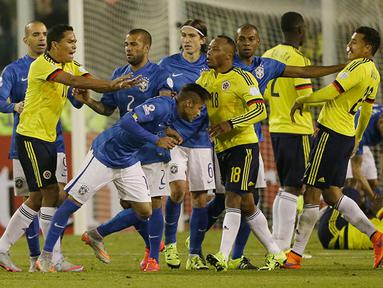 Carlos Bacca mendorong Neymar. (AP Photo/Ricardo Mazalan)