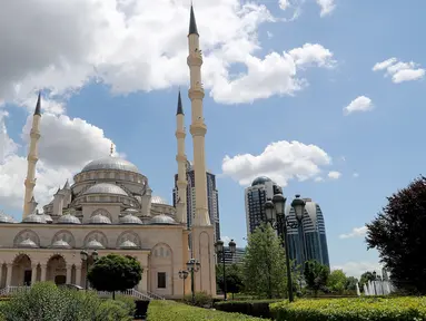 Pemandangan Masjid Akhmad Kadyrov di alun-alun Kota Grozny, pusat ibu kota Chechnya, 9 Juni 2018. Di Eropa, masjid yang dijuluki “Heart of Chechnya” ini telah mengukuhkan diri sebagai masjid terbesar yang ada di Benua Biru. (AFP PHOTO/KARIM JAAFAR)