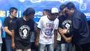 Menteri BUMN Erick Thohir (kanan) berbincang dengan keluarga korban tragedi Kanjuruhan saat acara doa bersama dan konser amal Salam Satu Jiwa di Bekasi, Jawa Barat, Minggu (8/1/2023). Konser ini merupakan bentuk dukungan dan solidaritas terhadap korban tragedi Kanjuruhan Malang. (Liputan6.com/Herman Zakharia)