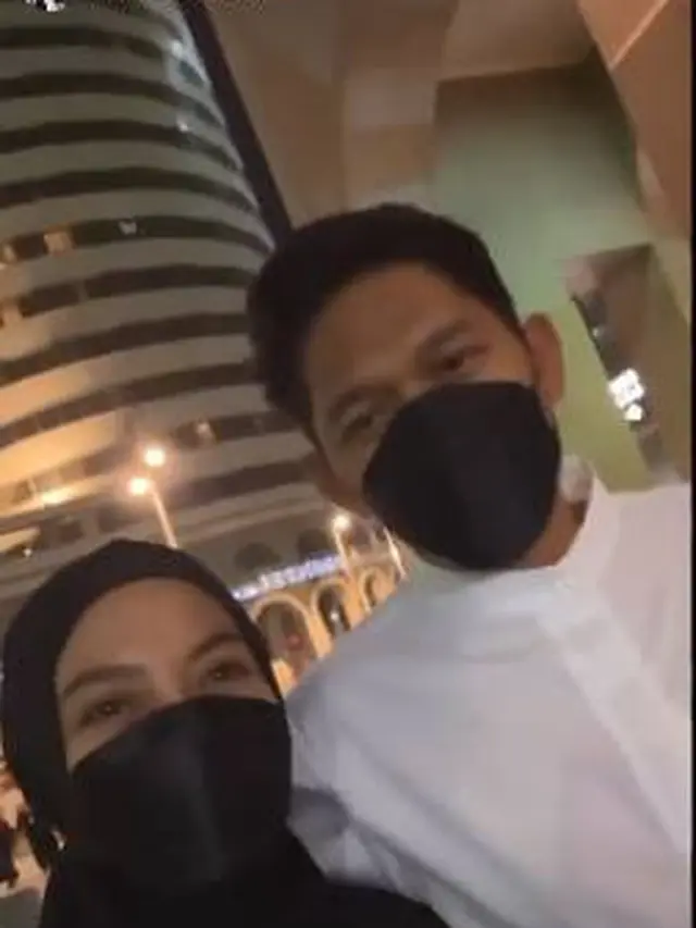 Tampil Berhijab, Ini 7 Momen Ririn Ekawati Jalani Umrah Bersama Ibnu Jamil