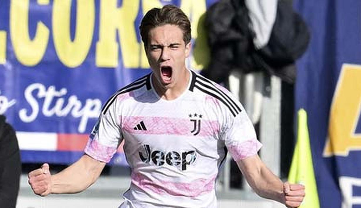 Pemain Juventus, Kenan Yildiz, melakukan selebrasi setelah mencetak gol ke gawang Frosinone pada laga lanjutan Liga Italia di Stadion Benito Stirpe, Sabtu (23/12/2023). Gelandang muda Juventus, Kenan Yildiz, sukses menjawab kepercayaan Allegri dengan baik. (LaPresse via AP/Alfredo Falcone)