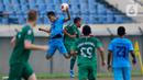 Pemain PSS Sleman, Irfan Jaya (kanan), duel udara dengan Persela Lamongan, Birul Walidain pada laga Piala Menpora 2021 di Stadion Si Jalak Harupat, Bandung, Minggu (28/3/2021). PSS Sleman bermain imbang atas Persela Lamongan 0-0. (Bola.com/M Iqbal Ichsan)