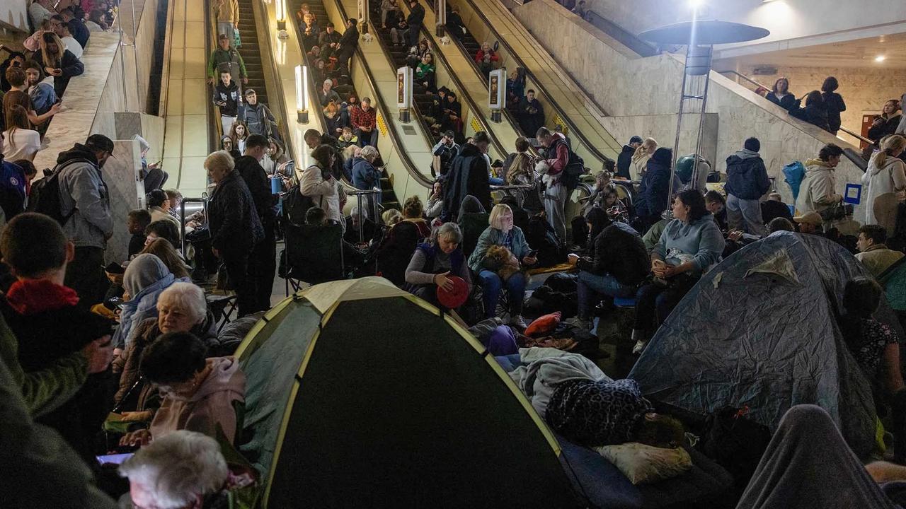 FOTO: Warga Kyiv Berlindung di Stasiun Metro Saat Alarm Serangan Udara Rusia Berbunyi