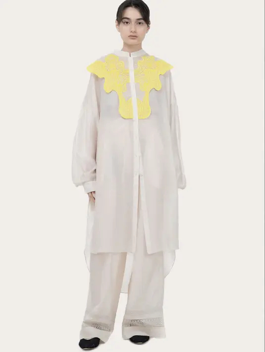 <p>Paduan material yang elegan dan menawan, memainkan tekstur silk, tulle, organza, dan katun, melebur jadi satu kesatuan koleksi yang nyaman dan versatile. (Foto: Sapto Djodjokartiko. Dok)</p>