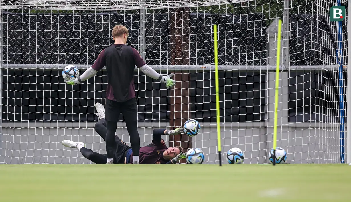<p>Dua kiper Timnas Jerman U-17, Max Schmitt (kanan) dan Louis Babatz melakukan latihan menjelang laga final Piala Dunia U-17 2023 di Lapangan Kota Barat, Solo, Kamis (30/11/2023). (Bola.com/Bagaskara Lazuardi)</p>