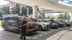 Sejumlah mobil mewah milik Mohammad Riza Chalid (MRC) yang disita tim penyidik terparkir di area Gedung Kejaksaan Agung (Kejagung) Republik Indonesia, Jakarta, Selasa (5/8/2025). (merdeka.com/Arie Basuki)