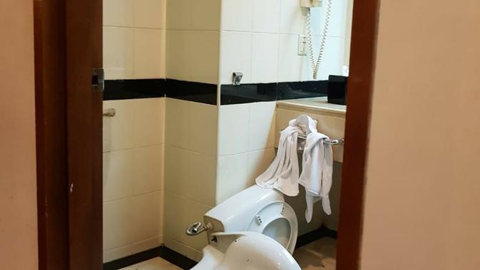 Kondisi kamar mandi di sebuah kamar yang ditempati politisi Partai Demokrat berinisial AA seusai penggeledahan di hotel kawasan Slipi, Jakarta, Senin (4/3). AA ditangkap karena narkoba. (Liputan6.com/HO/Dit Narkoba Mabes Polri)