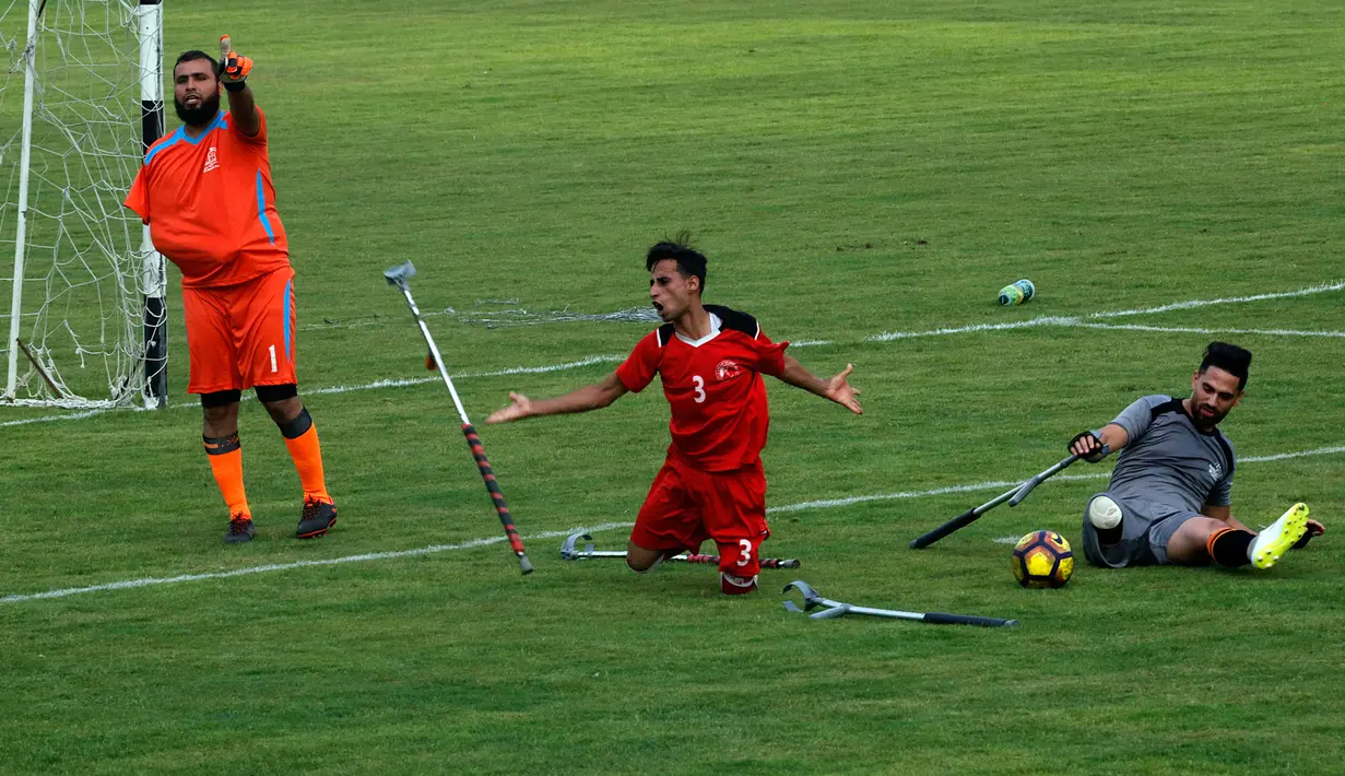 Warga Palestina yang diamputasi bermain bola di stadion Kota Gaza, Selasa (27/8/2019). Turnamen lokal tersebut diadakan pertama kali bagi orang-orang Palestina yang kehilangan anggota tubuhnya akibat tembakan Israel di Jalur Gaza. (AP Photo/Hatem Moussa)