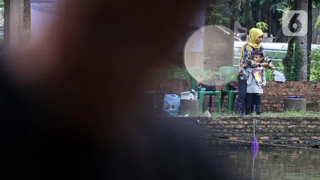 Mengisi Libur Akhir Pekan dengan Memancing Ikan Bersama Keluarga
