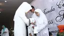 Penyanyi Syahrini menyalami anak yatim saat acara Tanda Cinta bersama Princes Syahrini Ramadhan 1438 H berbagi untuk sesama 2017 di  Masjid Az-Zikra, Sentul, Bogor, Minggu (18/6). (Liputan6.com/Herman Zakharia)