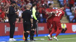 Pemain Liverpool, Darwin Nunez memasuki lapangan usai menggantikan Roberto Firmino saat laga Community Shield 2022/2023 melawan Manchester City di King Power Stadium, Sabtu (30/07/2022). (AP/Leila Coker)