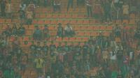 Suasana penonton laga Persija Jakarta kontra Persipura Jayapura pada laga Liga 1 di Stadion Pakansari, Bogor, Jumat (25/5/2018). (Bola.com/M Iqbal Ichsan)