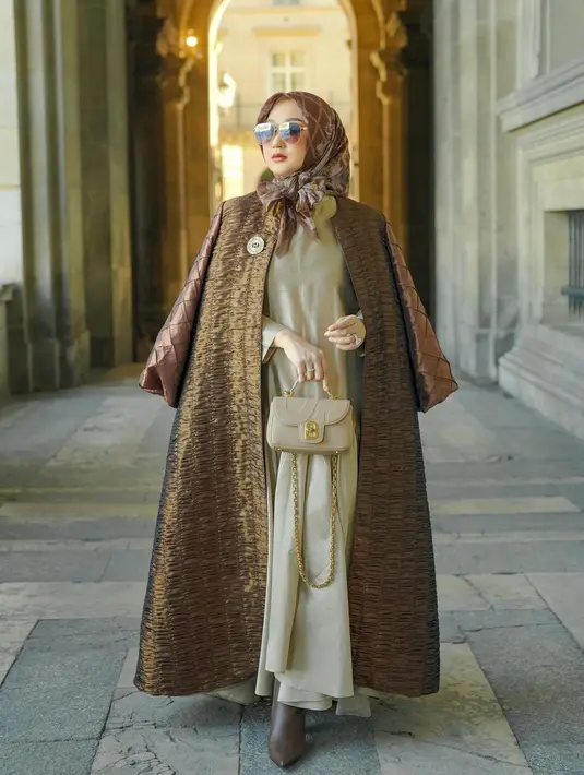 Enggak heran setiap potret OOTD-nya kerap menginspirasi para hijabers Indonesia. (Instagram/dianpelangi).