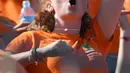 Seorang pendukung tim Belanda menggunakan atribut dari bulu di kepalanya sambil bersorak menyaksikan pertandingan hoki putra antara Argentina vs Belanda dalam ajang Olimpiade 2016, di Rio de Janeiro, 6 Agustus 2016. (MANAN Vatsyayana)