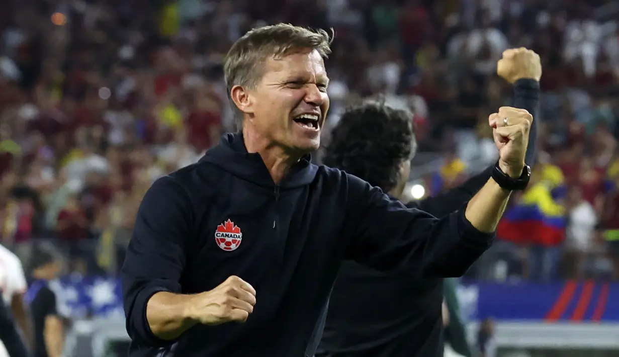 Pelatih Kanada, Jesse Marsch merayakan kemanangan timnya atas Venezuela pada laga perempat final Copa America 2024 di AT&T Stadium, Arlington, Texas, Sabtu (06/07/2024) WIB. (AP Photo/Richard Rodriguez)