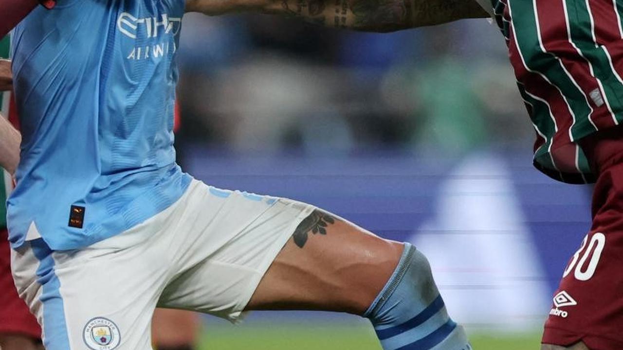 Bek Manchester City itu awalnya terlibat cekcok dengan pemain senior Fluminense, Felipe Melo. <br>