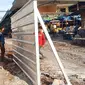 Kontraktor mulai memasang pagar di Pasar Anyar Tangerang menyusul berangsur steril dari pedagang. (Liputan6.com/Pramita Tristiawati).