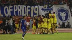 Para punggawa Sriwijaya FC merayakan kemenangan atas Arema Cronus pada babak semi final Piala Presiden di Stadion Manahan, Solo, Minggu (11/10/2015). Sriwijaya berhasil lolos ke babak final. (Bola.com/Nicklas Hanoatubun)