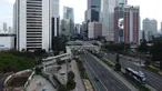Foto udara kawasan Jalan Jenderal Sudirman, Jakarta, Minggu (3/5/2020). Pemprov DKI Jakarta telah menutup sementara 126 perusahaan yang melanggar Pergub Nomor 33 Tahun 2020 tentang Pelaksanaan Pembatasan Sosial Berskala Besar (PSBB) dalam Penanganan COVID-19. (Liputan6.com/Helmi Fithriansyah)