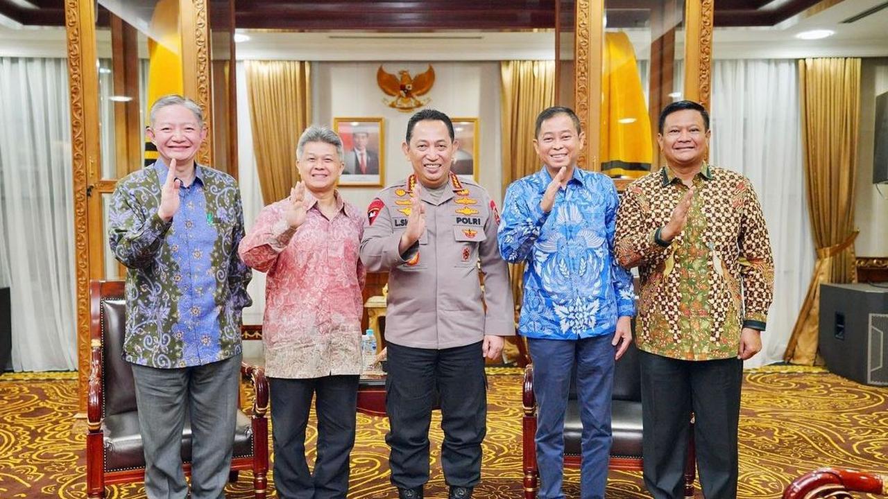 Terlihat, ada sosok Kapolri Jenderal Polisi Listyo Sigit Prabowo dalam pertemuan tersebut. <br>