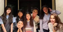 Ussy dan Andhika suasana perayaan ulang tahun Sheva digelar sederhana dan hangat bersama keluarga. Ussy Sulistiawaty dan Andhika Pratama bersama lima anak tampil kompak dengan busana yang dikenakan. [@ussypratama]