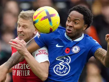 Pemain Chelsea Raheem Sterling (kanan) berebut bola dengan pemain Arsenal Oleksandr Zinchenko pada pertandingan sepak bola Liga Inggris di Stadion Stamford Bridge, London, Inggris, 6 November 2022. Arsenal kembali memuncaki klasemen Liga Inggris usai mengalahkan Chelsea dengan skor 1-0. (AP Photo/Kirsty Wigglesworth)