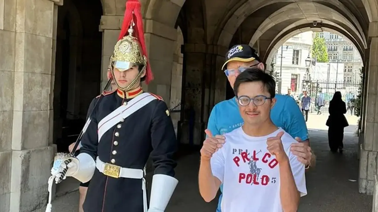 Momen saat Royal King's Guard Langgar Protokol Demi Bocah Down Syndrome Ini Banjir Pujian
