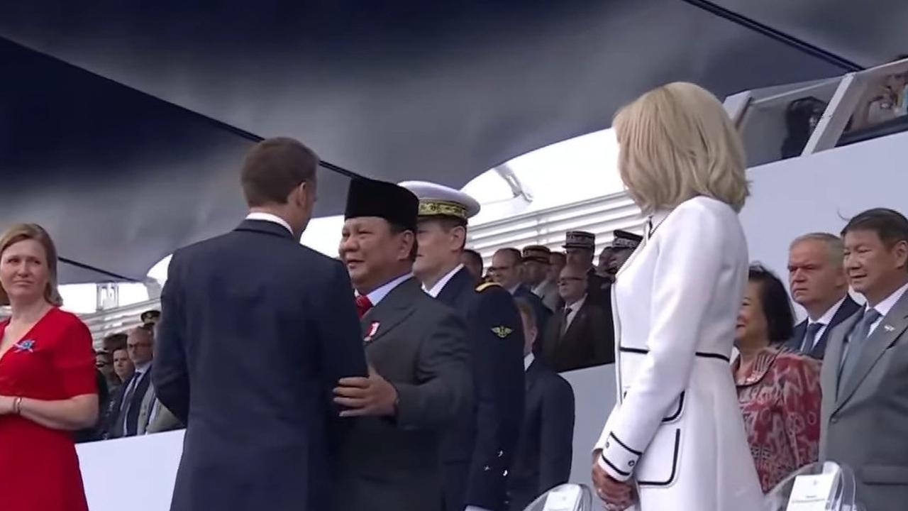 Presiden Macron Peluk Prabowo saat Hadiri Bastille Day di Paris