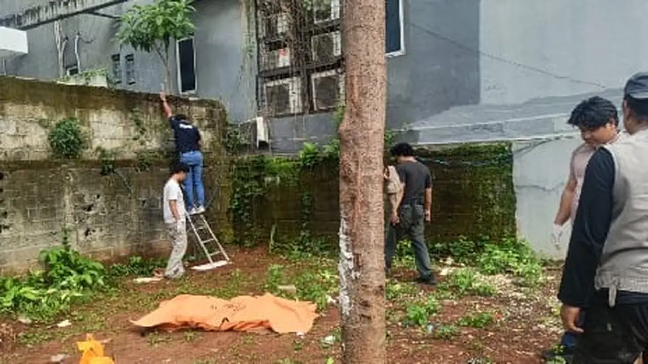 Seorang wanita tanpa idenitas ditemukan tewas di lahan kosong belakang sebuah gedung di Jalan H. Tutty Alawiyah, Pejaten Barat, Pasar Minggu, Jakarta Selatan.