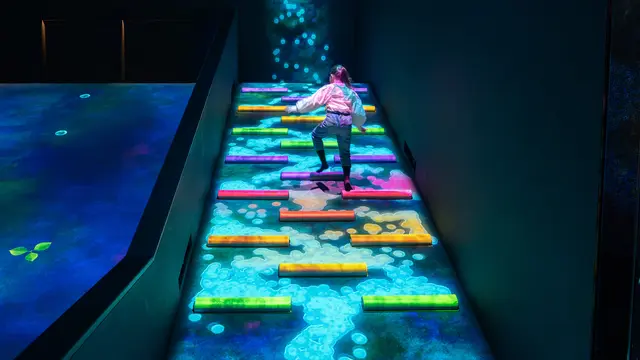 Ilustrasi Waterfall Droplets, Flowing Down a Slope/Marina Bay Sands Pte Ltd