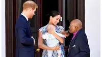Pangeran Henry, Meghan Markle dan Archie Mountabatten-Windsor saat bertemu dengan Uskup Agung Desmund Tutu. (dok. instagram.com/sussexroyal/https://www.instagram.com/p/B21FUmYFgHb/Novi Thedora)