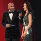 Sonia Fergina Citra menjawab pertanyaan Steve Harvey, host Miss Universe 2018. (dok. Instagram @officialputeriindonesia/Dinny Mutiah)