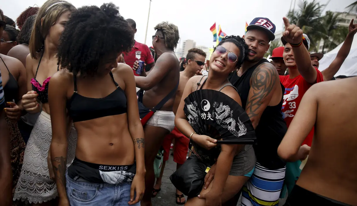 Peserta LGBT  saat mengikuti parade di pantai Copacabana di Rio de Janeiro, Brasil, Minggu (15/11/2015). Aksi ini dalam bentuk solidaritasi para kaum LGBT untuk memperoleh keadilan di masyarakat. (REUTERS/Pilar Olivares)