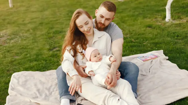 Butuh Ide Liburan Keluarga? Ini Destinasi Ramah Bayi yang Aman dan Nyaman (Foto: Freepik/prostooleh)