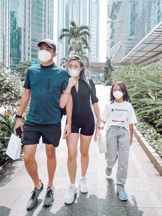 Gaya sporty lain dari Ayu Dewi dan Regi Datau yang sama-sama memakai celana pendek saat berolahraga, dipadukan dengan sepatu sneakers. (Foto: Instagram @mrsayudewi)